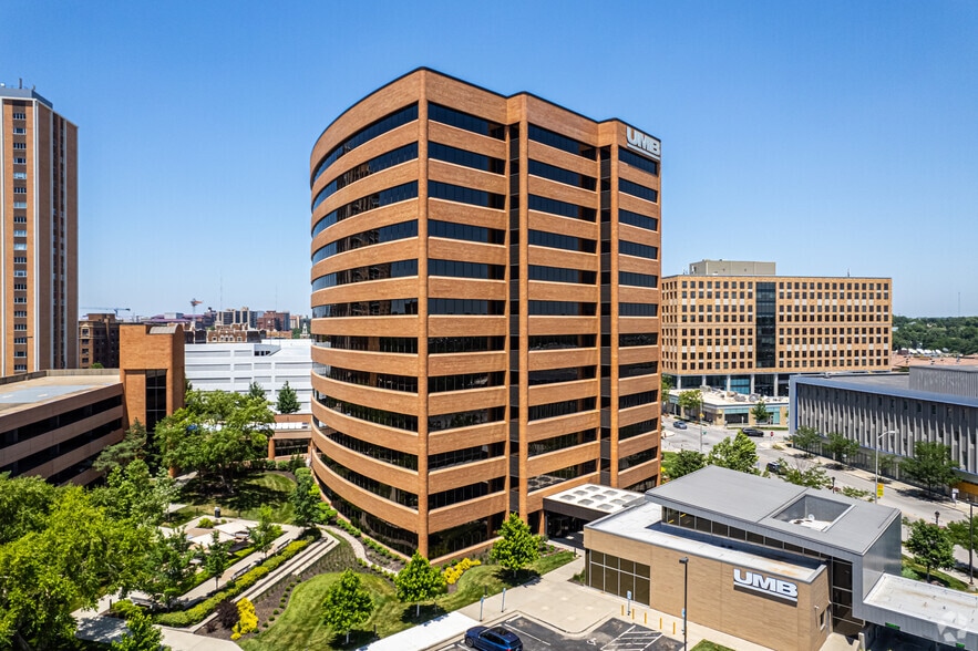4900 Main St, Kansas City, MO for lease - Primary Photo - Image 1 of 33