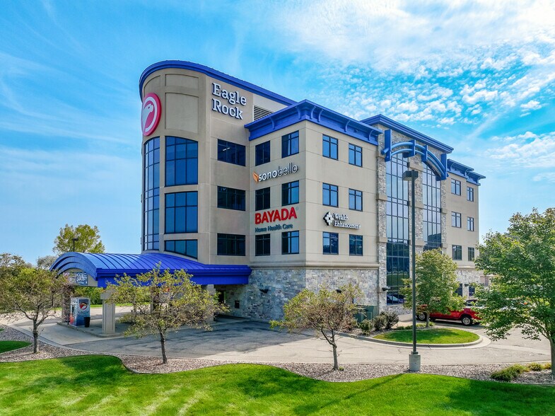 975 34th Ave NW, Rochester, MN à vendre - Photo du bâtiment - Image 2 de 7