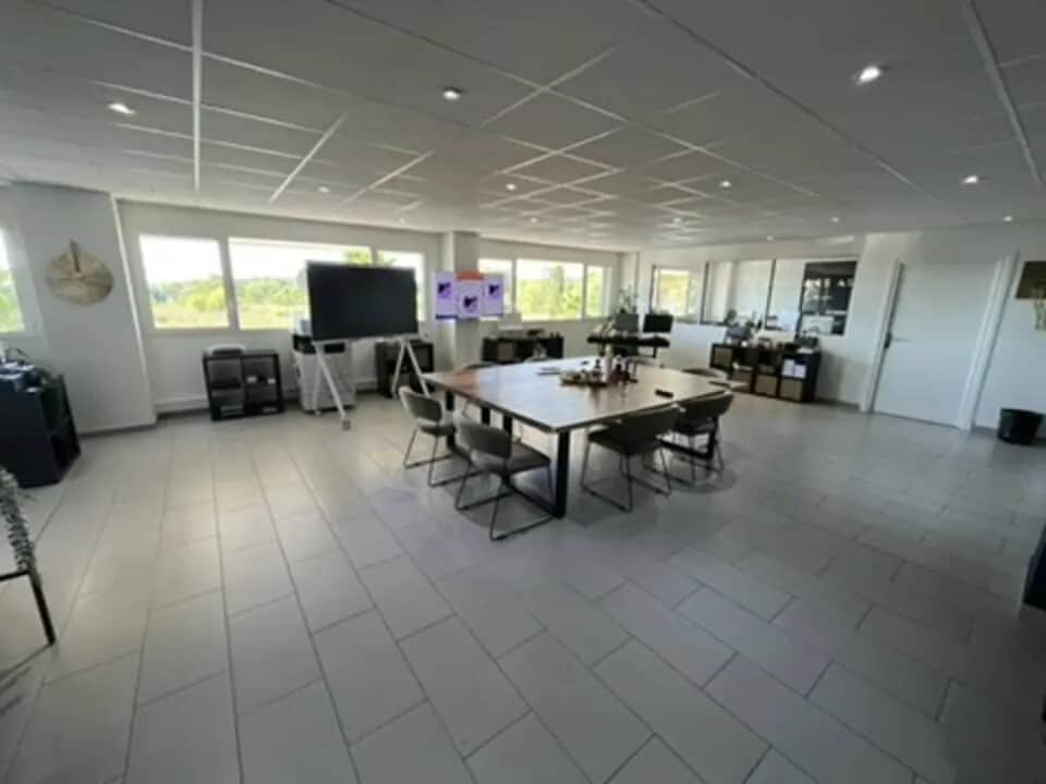 Office in Éguilles for lease Interior Photo- Image 1 of 4