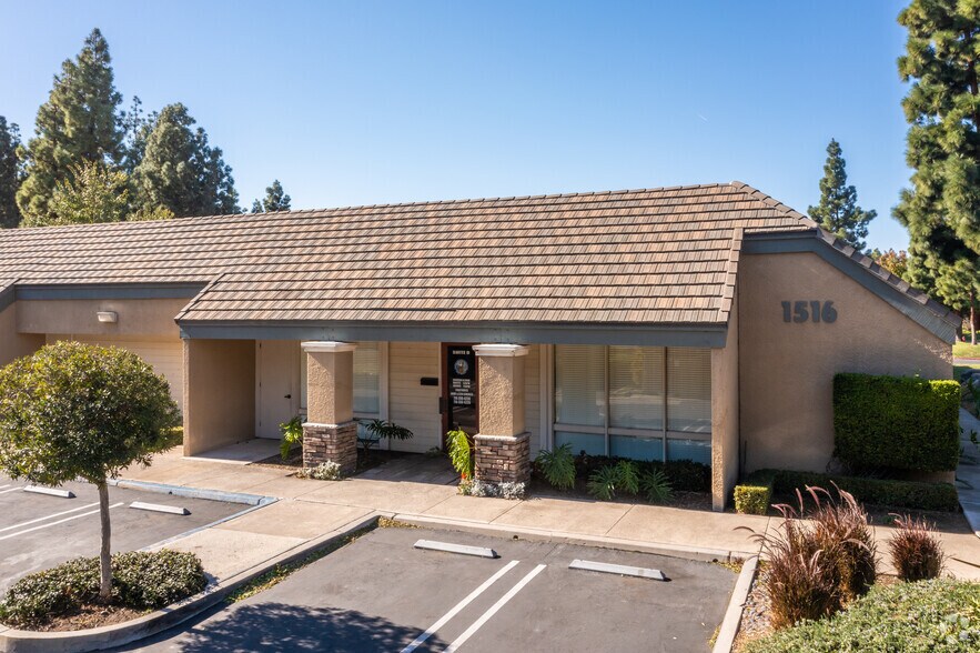 1516 Brookhollow Dr, Santa Ana, CA à louer - Photo du bâtiment - Image 2 de 28