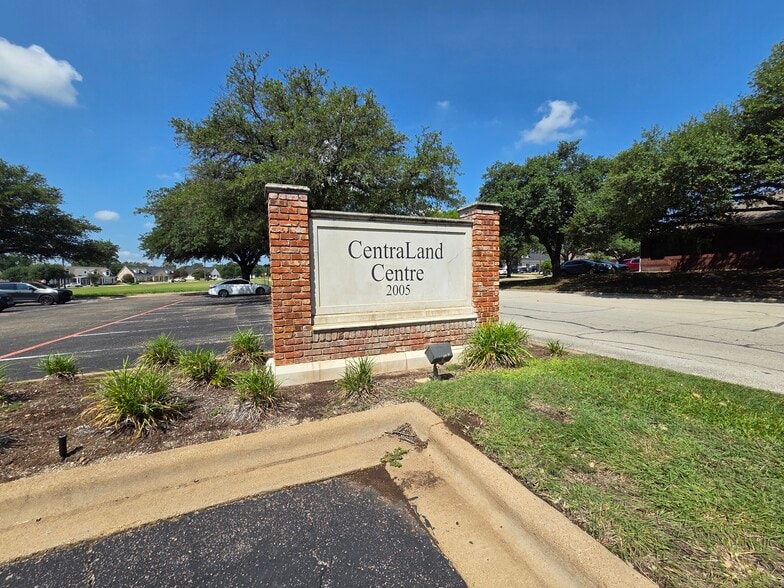 2005 Birdcreek Dr, Temple, TX for lease - Building Photo - Image 2 of 4