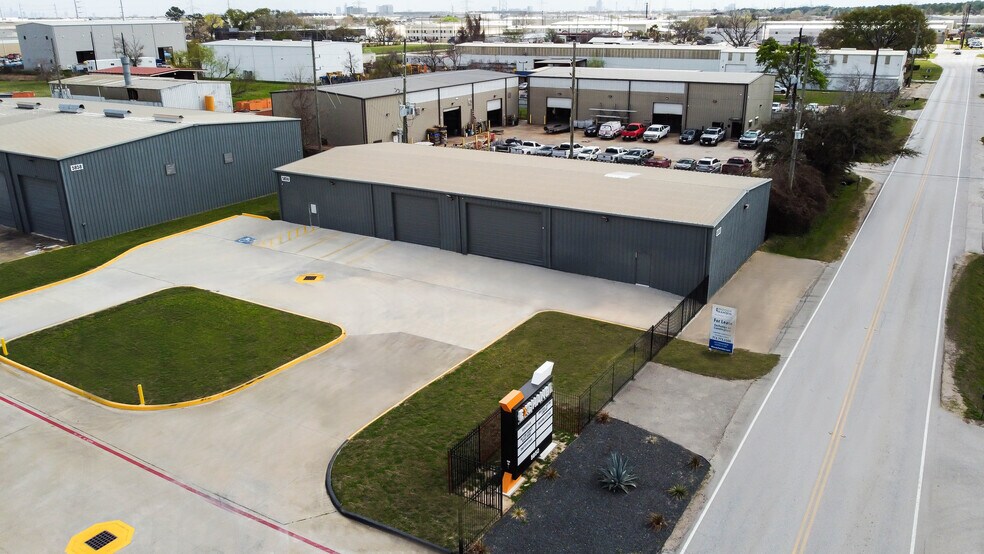 5850 Cunningham Rd, Houston, TX à louer - Photo du bâtiment - Image 2 de 18