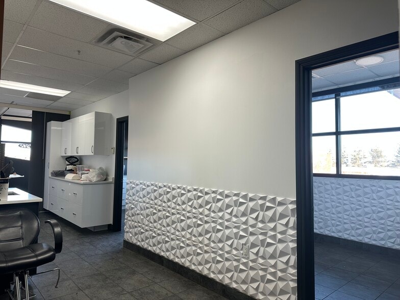 8115-8119 160 Ave, Edmonton, AB for lease - Interior Photo - Image 3 of 15