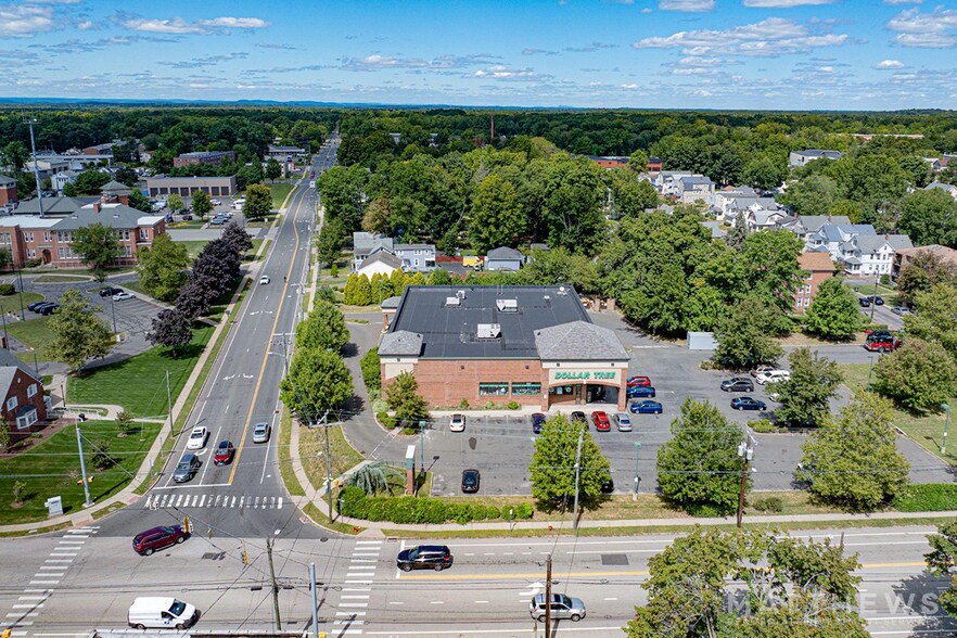 10 School St, East Hartford, CT à vendre - Photo du bâtiment - Image 2 de 3