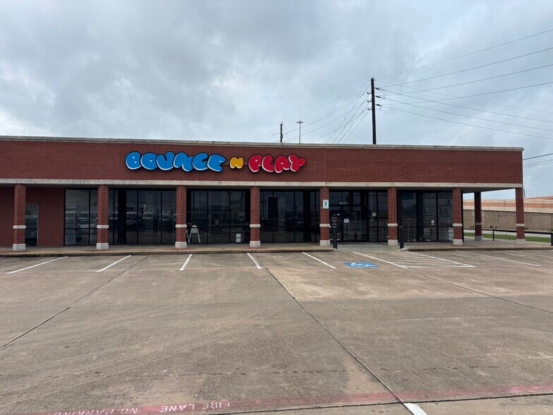 11925 Southwest Fwy, Stafford, TX à louer - Photo du bâtiment - Image 3 de 33