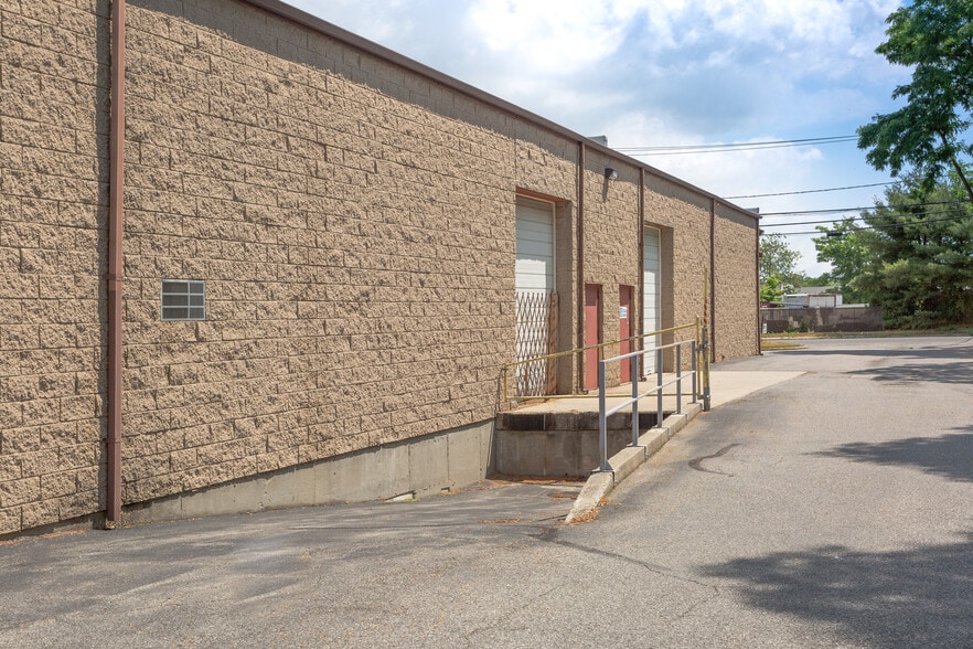 2130 Pond Rd, Ronkonkoma, NY for lease - Building Photo - Image 3 of 8
