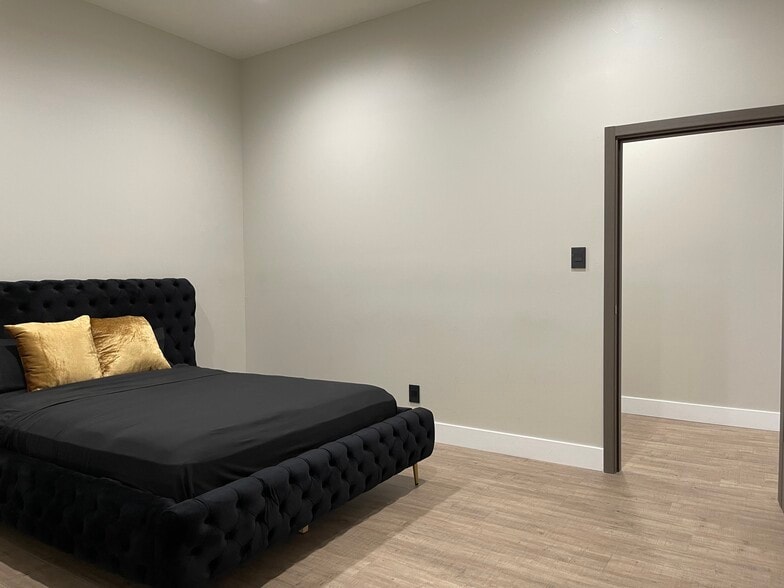 5627 Cahuenga Blvd, North Hollywood, CA for sale - Interior Photo - Image 3 of 15