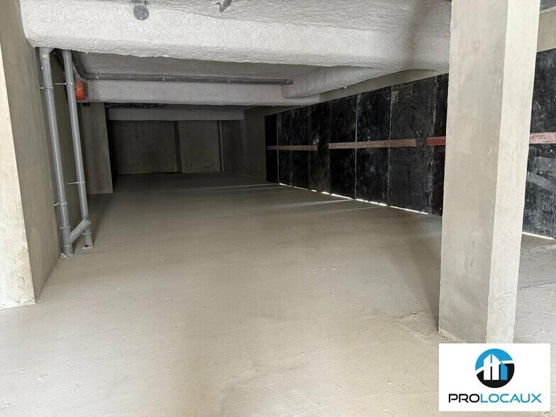 Retail in Voiron for lease - Building Photo - Image 2 of 11