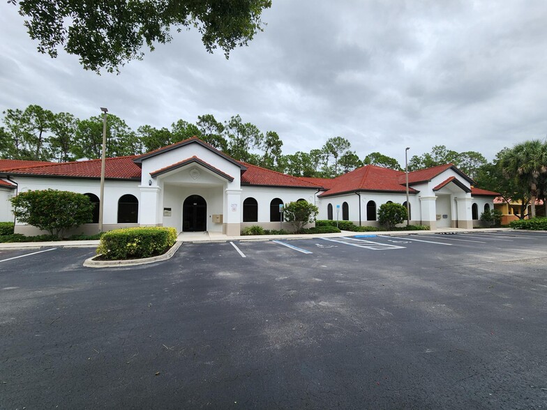 2575 Northbrooke Plaza Dr, Naples, FL à louer - Photo du bâtiment - Image 2 de 3