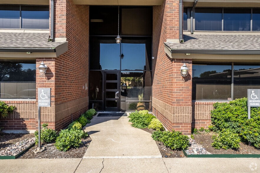 17430 Campbell Rd, Dallas, TX à louer - Photo du bâtiment - Image 3 de 5