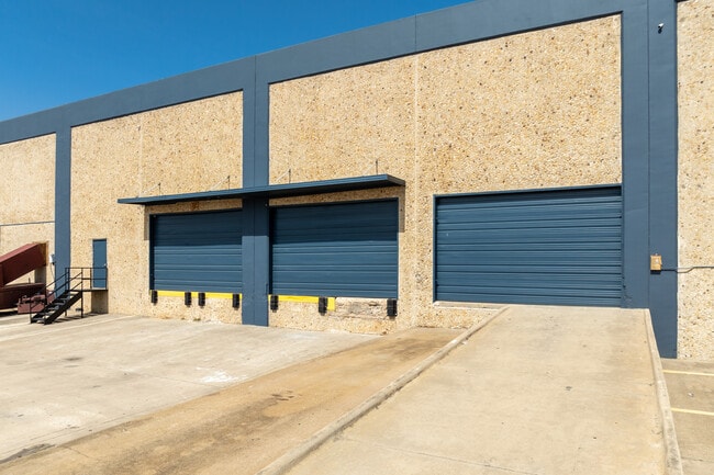 Plus de détails pour 2213 E Pioneer Dr, Irving, TX - Industriel à louer