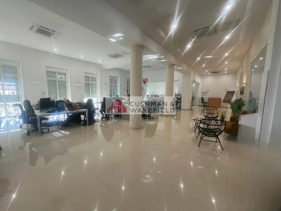 Office in Nîmes for lease Interior Photo- Image 1 of 2