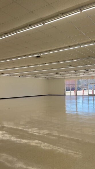 3321 Triana Blvd SW, Huntsville, AL à louer - Vidéo sur l’inscription commerciale - Image 3 de 17