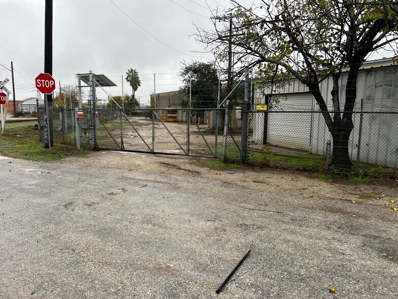 501 Steves Ave, San Antonio, TX à louer - Photo du bâtiment - Image 2 de 6