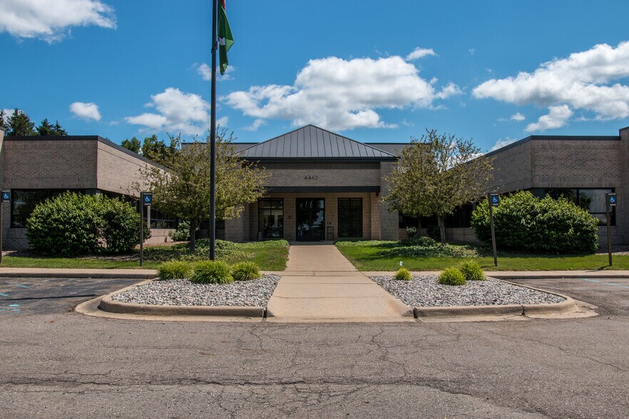 4440 Hagadorn Rd, Okemos, MI à louer - Photo du bâtiment - Image 3 de 23