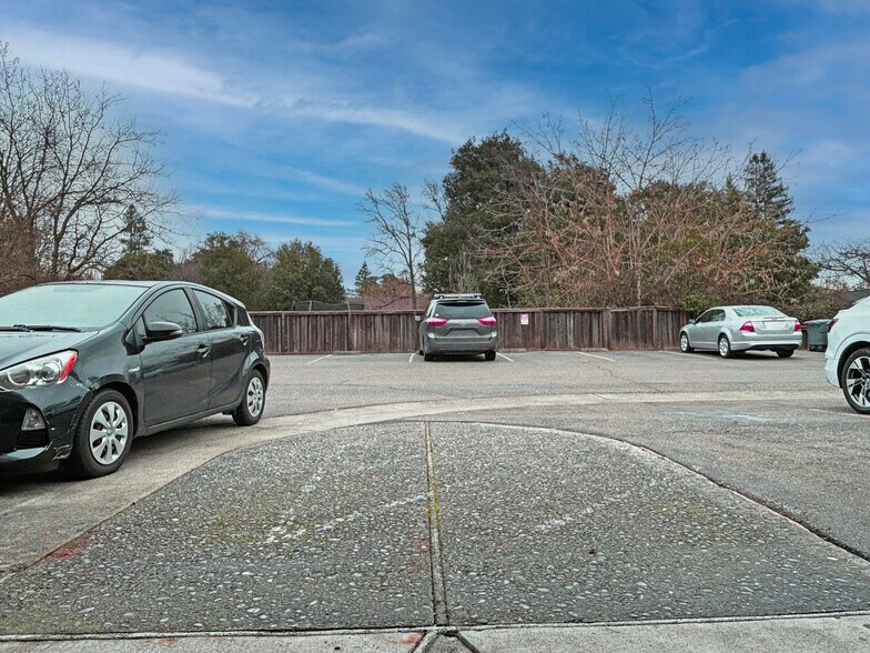 456 South E St, Santa Rosa, CA à louer - Photo du bâtiment - Image 3 de 10