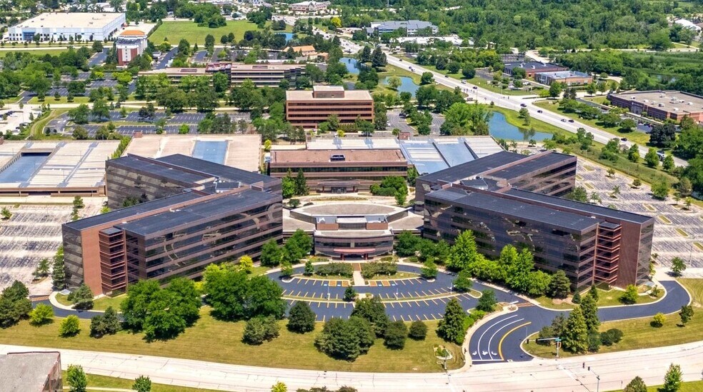 4 Overlook Pt, Lincolnshire, IL à louer - Photo du bâtiment - Image 1 de 83