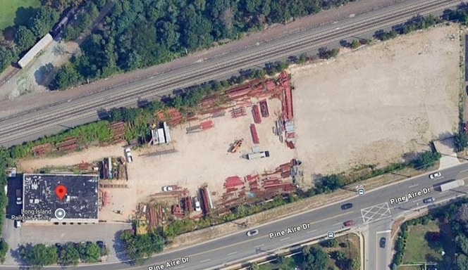 225 Pine Aire Dr, Bay Shore, NY à louer - Photo du bâtiment - Image 2 de 2