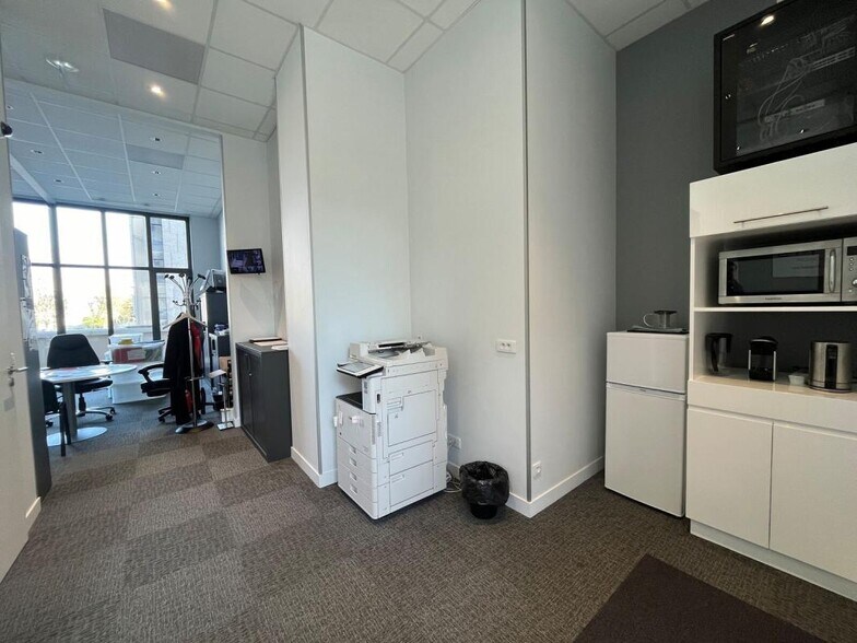 10 Rue Des Cuirassiers, Lyon for lease - Interior Photo - Image 3 of 8