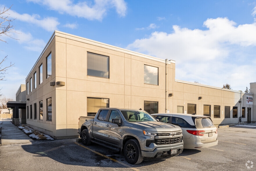 1550 Laperriere Ave, Ottawa, ON à louer - Photo du bâtiment - Image 2 de 4