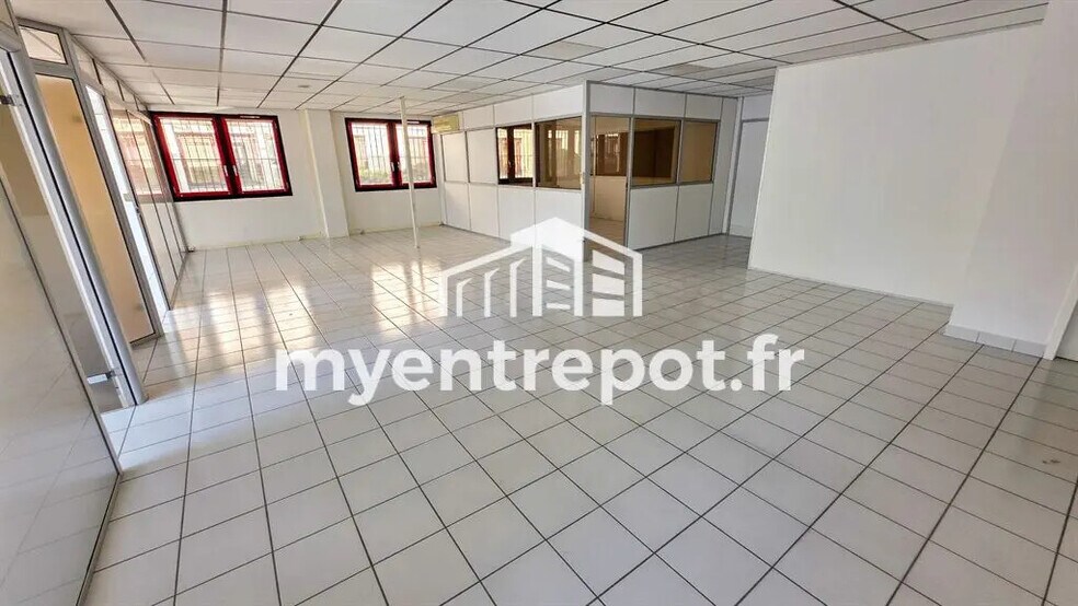 Flex in Aubagne for lease - Interior Photo - Image 3 of 8