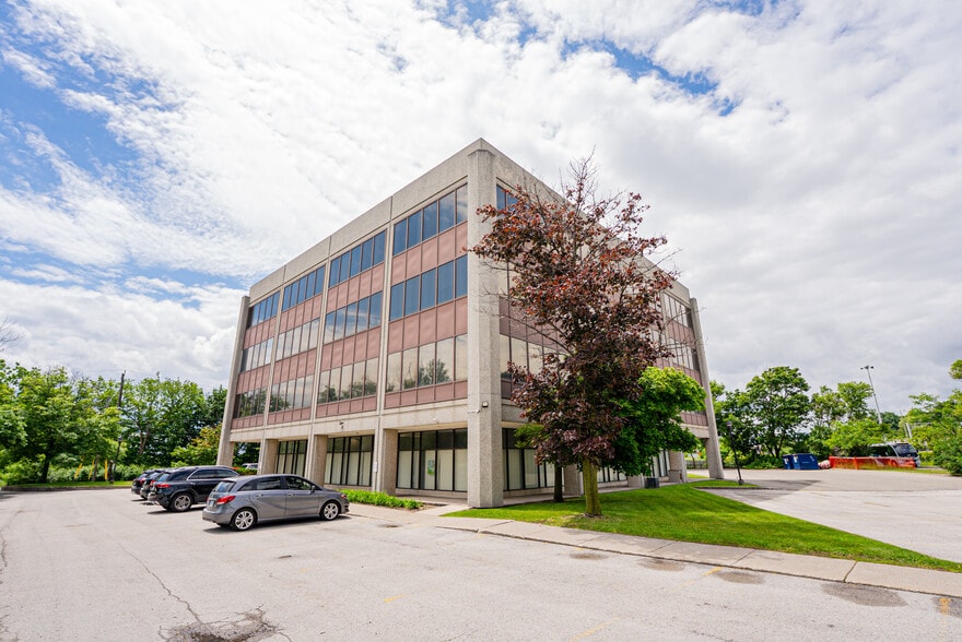 627 Lyons Ln, Oakville, ON for sale - Building Photo - Image 3 of 18