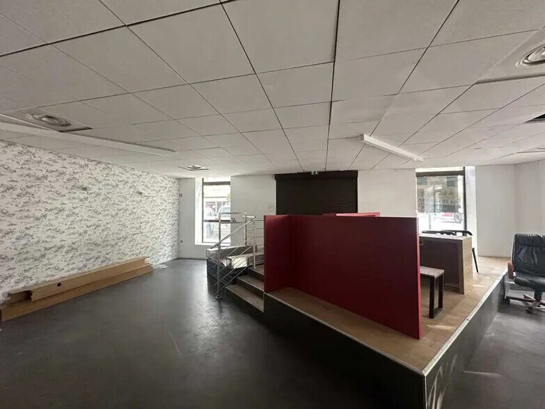 Retail in Lyon for lease - Interior Photo - Image 2 of 9
