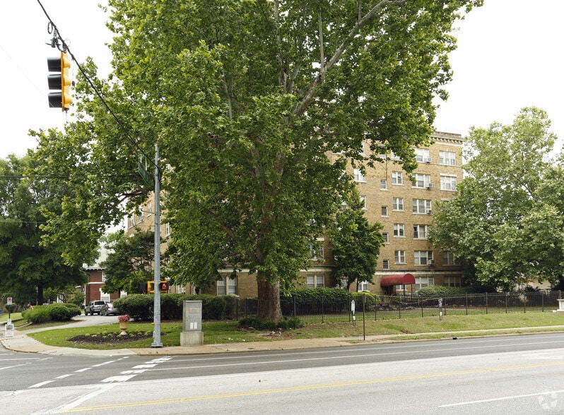 Almadura Apartments portfolio of 2 properties for sale on LoopNet.ca - Primary Photo - Image 2 of 2