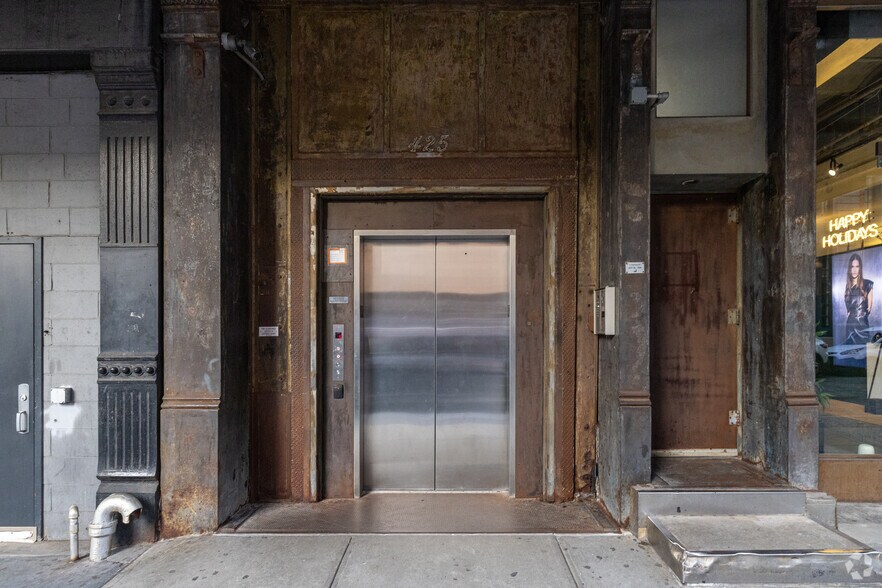 875 Washington St, New York, NY à louer - Photo du bâtiment - Image 3 de 5