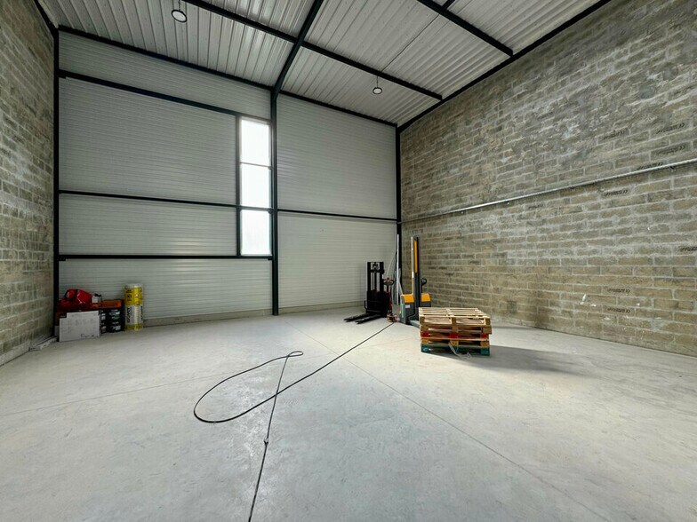 Flex in Le Mesnil-Amelot for lease - Interior Photo - Image 3 of 13