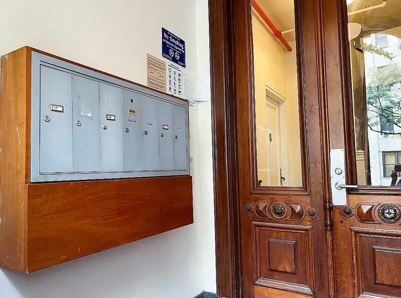 346 E 51st St, New York, NY for sale - Interior Photo - Image 3 of 15