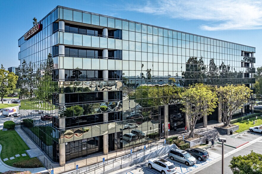 5701 S Eastern Ave, Los Angeles, CA à louer - Photo du bâtiment - Image 2 de 9