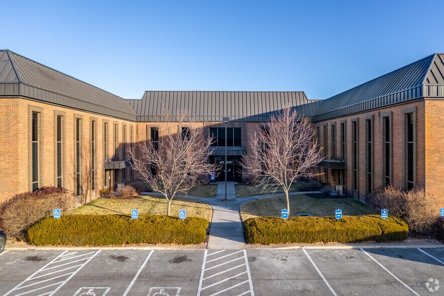 4121 W 83rd St, Prairie Village, KS à louer - Photo du bâtiment - Image 2 de 17