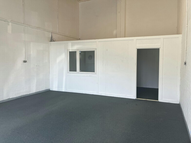 18-44 Benedict Sq, Peterborough for lease - Interior Photo - Image 2 of 4