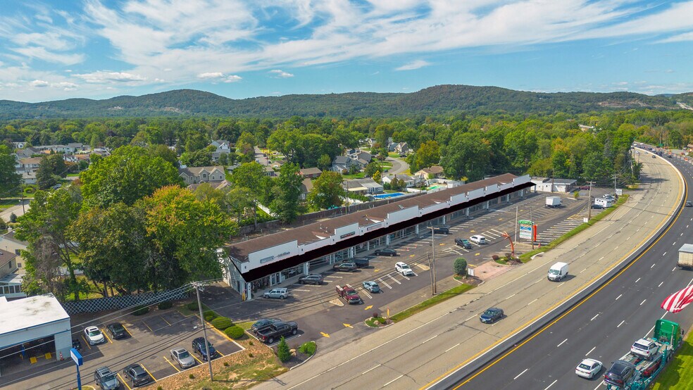 679-717 State Rt 23, Pompton Plains, NJ à louer - Photo du bâtiment - Image 2 de 16