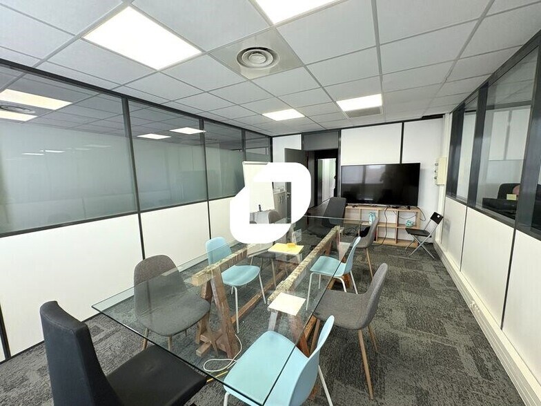 Office in Bron for sale - Interior Photo - Image 2 of 8