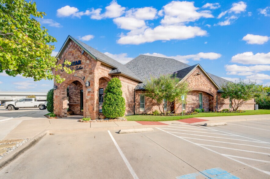 8624 Davis Blvd, North Richland Hills, TX à vendre - Photo du bâtiment - Image 2 de 5