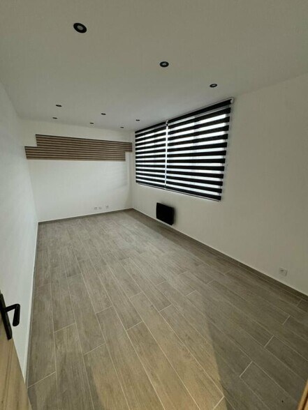 Flex in Le Mesnil-Amelot for lease - Interior Photo - Image 2 of 13
