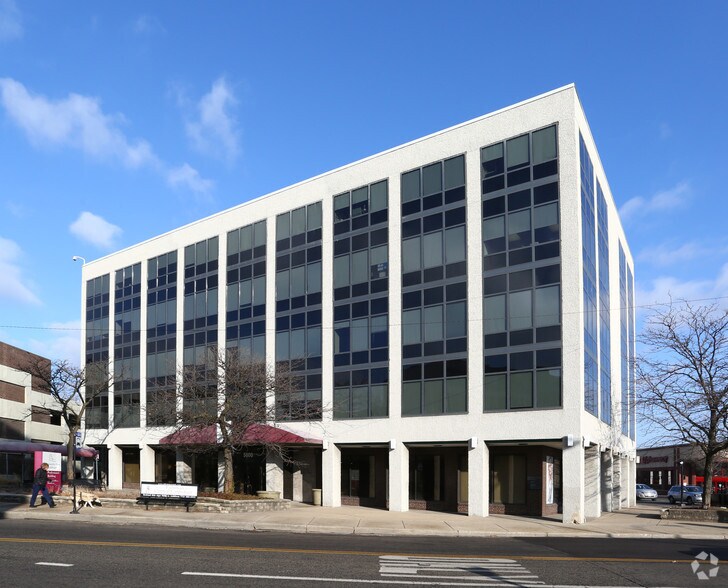 5600 W Addison St, Chicago, IL à louer - Photo du bâtiment - Image 2 de 5