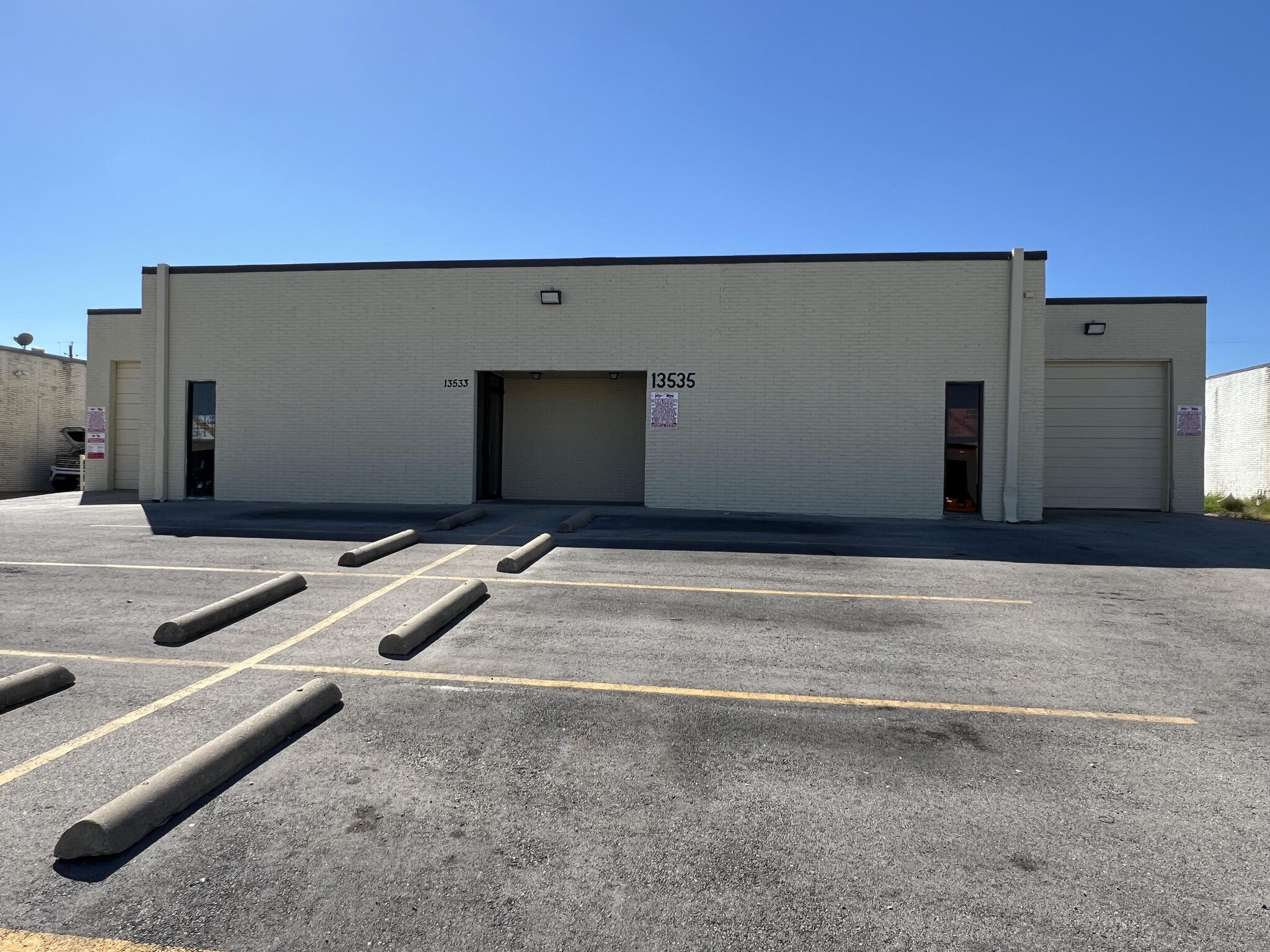 13533-13535 Vargon St, Dallas, TX for lease Building Photo- Image 1 of 4