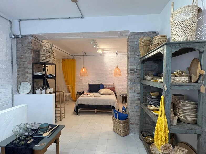 Retail in Paris for lease - Interior Photo - Image 3 of 3