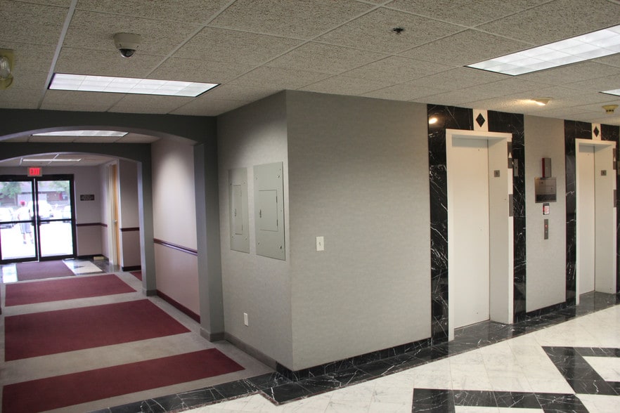 6040 Earle Brown Dr, Brooklyn Center, MN à louer - Photo du bâtiment - Image 3 de 9