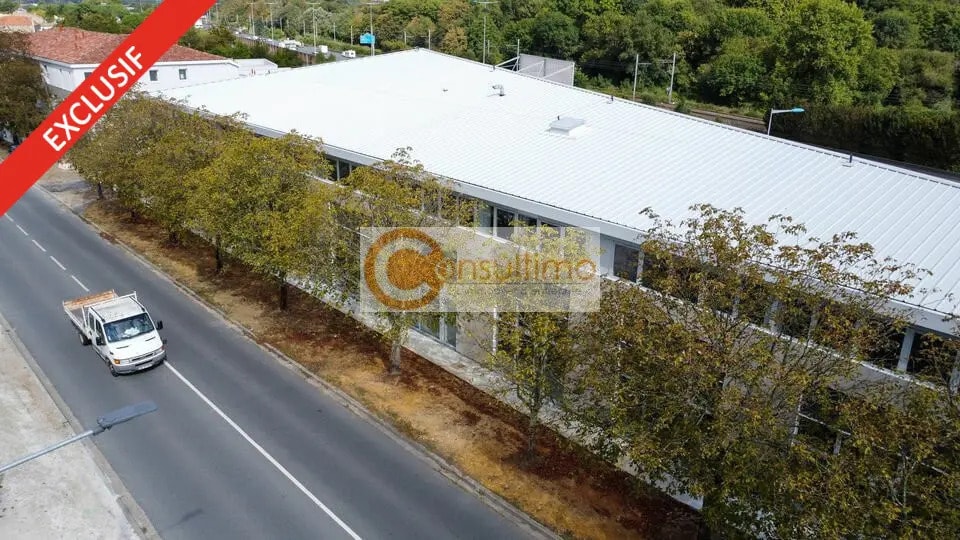 Office in Carbon-Blanc for lease Building Photo- Image 1 of 33