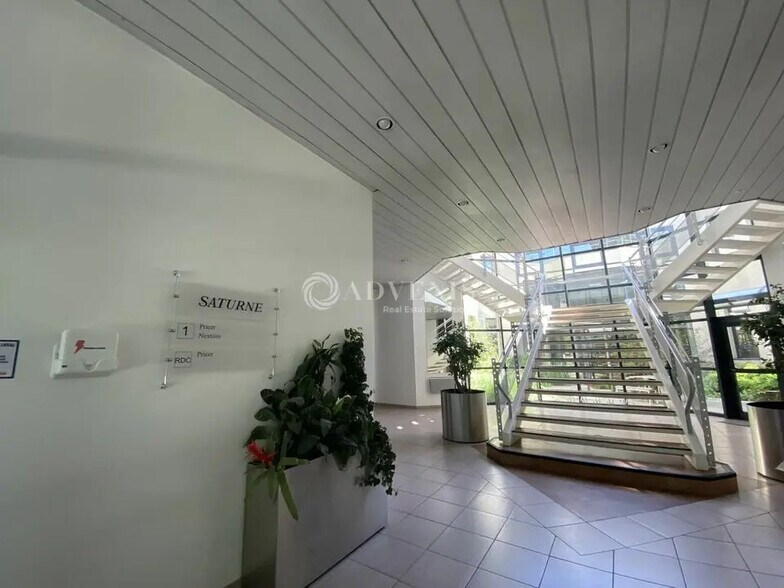 Bureau dans Guyancourt à louer - Hall d’entrée - Image 2 de 6