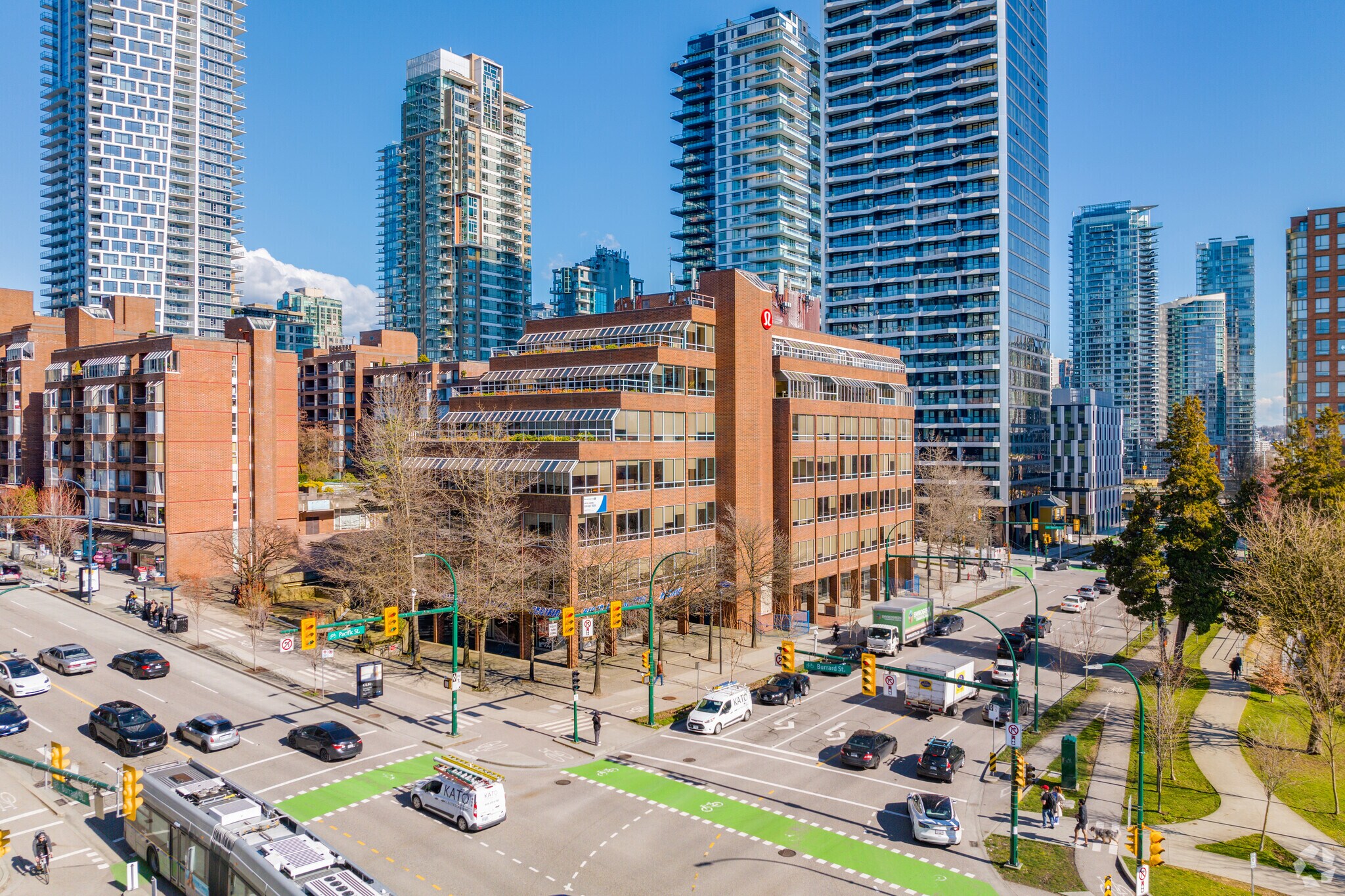 1380 Burrard St, Vancouver, BC à louer Photo du bâtiment- Image 1 de 8