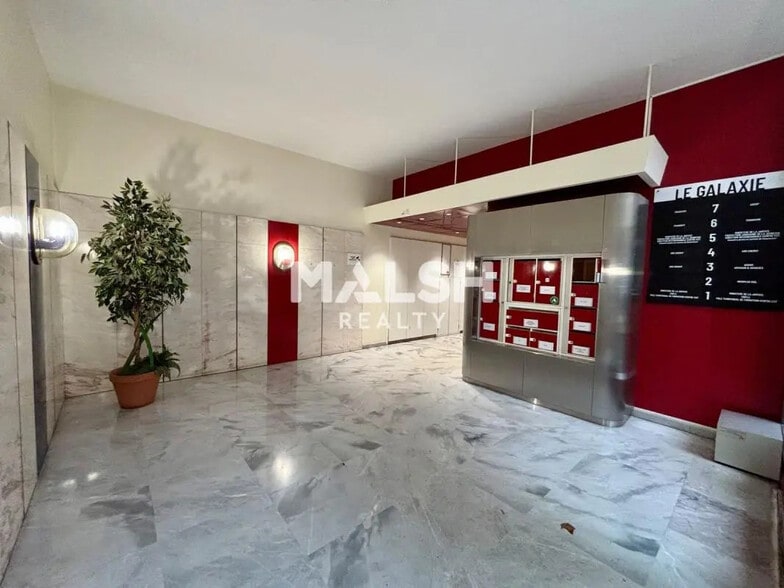 Office in Lyon for lease - Building Photo - Image 2 of 11