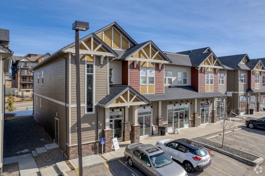 101 Sunset Dr, Cochrane, AB à vendre - Photo du bâtiment - Image 3 de 10