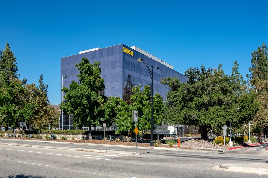 2550 N Hollywood Way, Burbank, CA à louer - Photo du bâtiment - Image 2 de 13