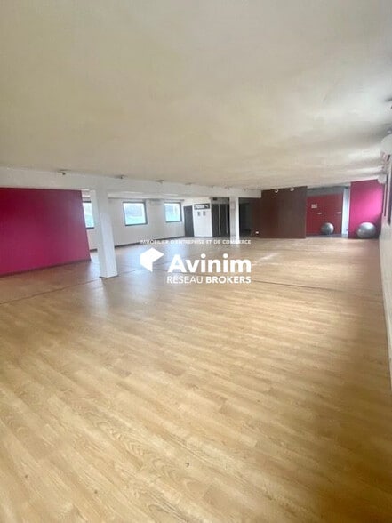 Retail in Franconville for lease - Interior Photo - Image 2 of 5
