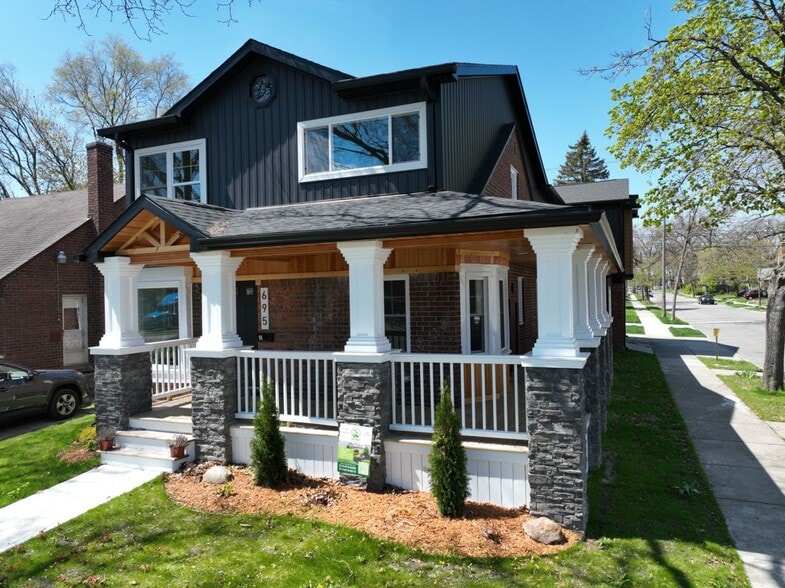 695 Livernois St, Ferndale, MI à vendre - Photo du bâtiment - Image 1 de 25